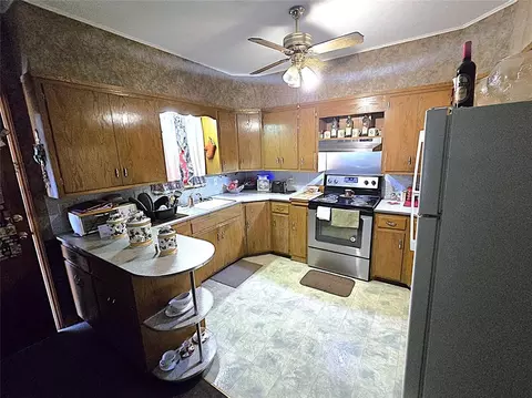 Kitchen - 419 N Harmon Ave, Watonga, OK 73772 photo 1 of 3