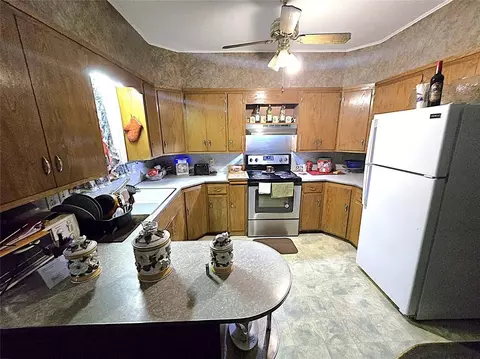 Kitchen - 419 N Harmon Ave, Watonga, OK 73772 photo 2 of 3