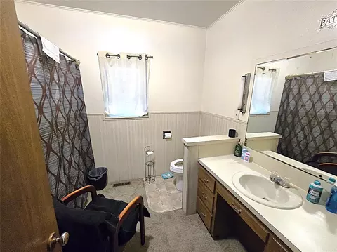 Bath - 419 N Harmon Ave, Watonga, OK 73772 photo 1 of 1