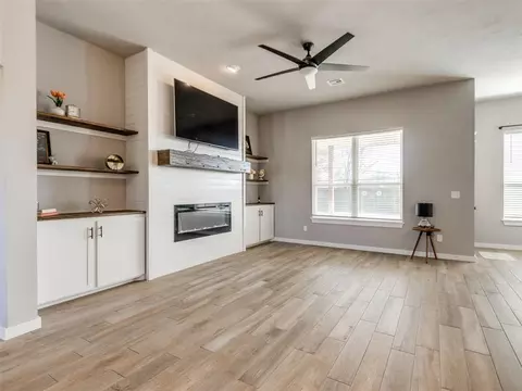 Living - 604 Silver Maple Ln, Noble, OK 73068 photo 2 of 4