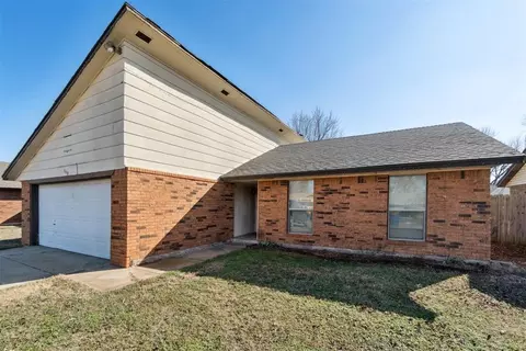 732 W Elder Dr, Mustang, OK 73064