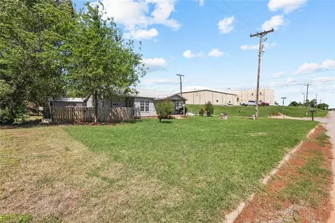 Exterior - 404 S Broadway Ave, Binger, OK 73009 photo 1 of 3