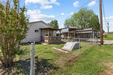 Exterior - 404 S Broadway Ave, Binger, OK 73009 photo 2 of 3