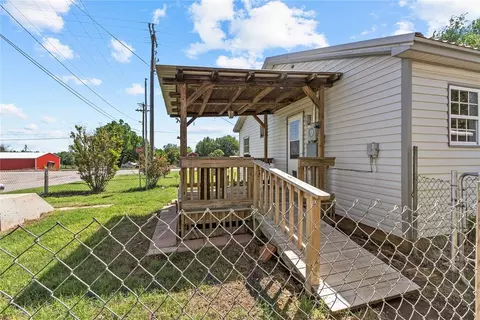 Exterior - 404 S Broadway Ave, Binger, OK 73009 photo 3 of 3