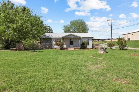 404 S Broadway Ave, Binger, OK 73009
