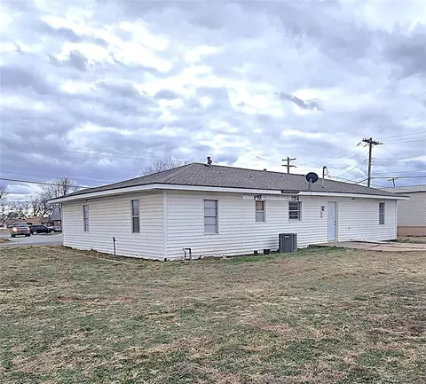 502 W 4th St, Watonga, OK 73772 photo 2