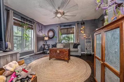 Living - 322 E Warner Ave, Guthrie, OK 73044 photo 3 of 4