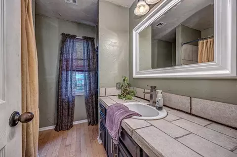 Bath - 322 E Warner Ave, Guthrie, OK 73044 photo 2 of 2