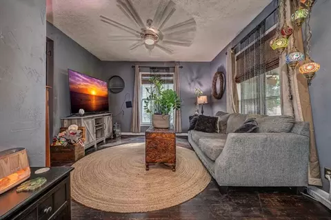 Living - 322 E Warner Ave, Guthrie, OK 73044 photo 1 of 4