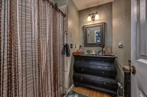 Bath - 322 E Warner Ave, Guthrie, OK 73044 photo 1 of 2