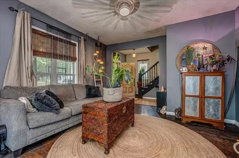 Living - 322 E Warner Ave, Guthrie, OK 73044 photo 4 of 4
