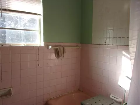 Bath - 103355 S 3350 Rd, Mcloud, OK 74851 photo 2 of 2