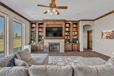 Living - 7319 N Shore Dr, Tuttle, OK 73089 photo 1 of 2