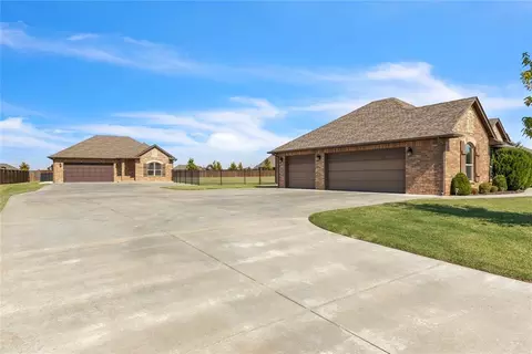 Exterior - 7319 N Shore Dr, Tuttle, OK 73089 photo 4 of 5