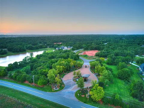7033 James Creek Trl, Edmond, OK 73034