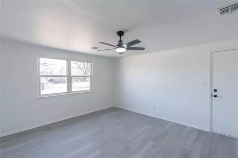 Living - 3105 Wright Ave, Spencer, OK 73084 photo 4 of 4