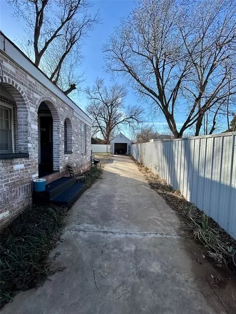 508 S 5th St, Clinton, OK 73601