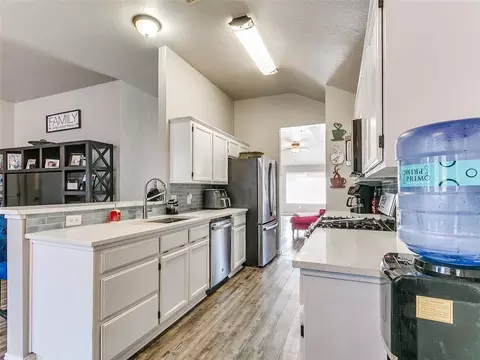 Kitchen - 705 Night Hawk Dr, Norman, OK 73072 photo 5 of 8