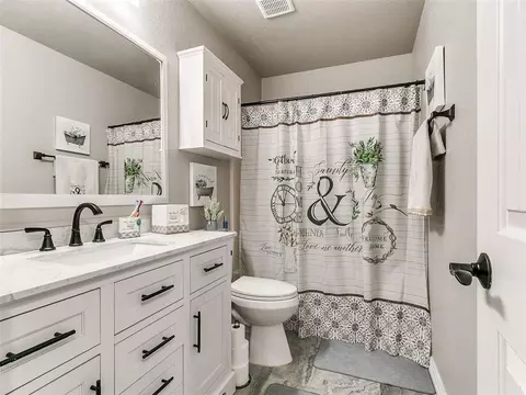 Bath - 705 Night Hawk Dr, Norman, OK 73072 photo 1 of 3