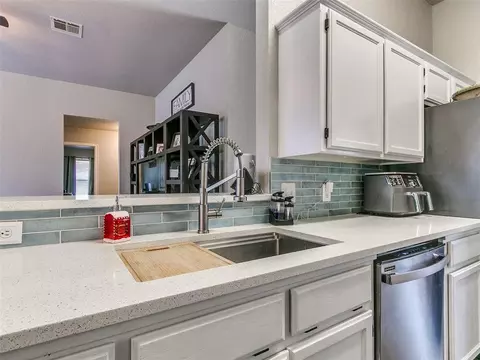 Kitchen - 705 Night Hawk Dr, Norman, OK 73072 photo 4 of 8