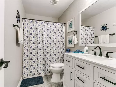 Bath - 705 Night Hawk Dr, Norman, OK 73072 photo 2 of 3