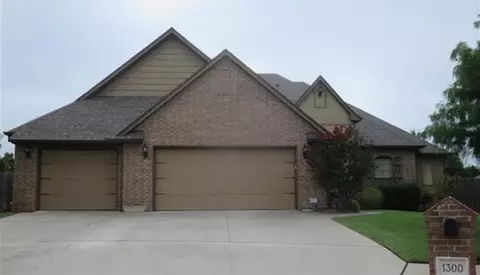1300 Glenmere Ct, Edmond, OK 73003