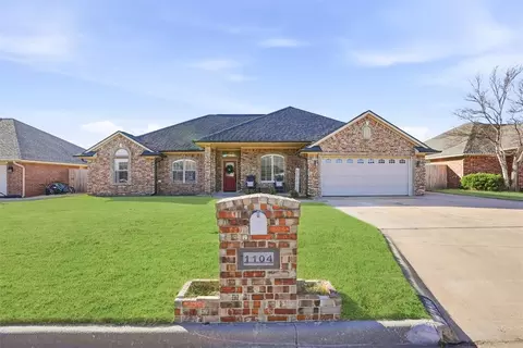 Exterior - 1104 Stephanie Ln, Altus, OK 73521 photo 2 of 7