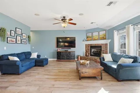 Living - 1104 Stephanie Ln, Altus, OK 73521 photo 1 of 1