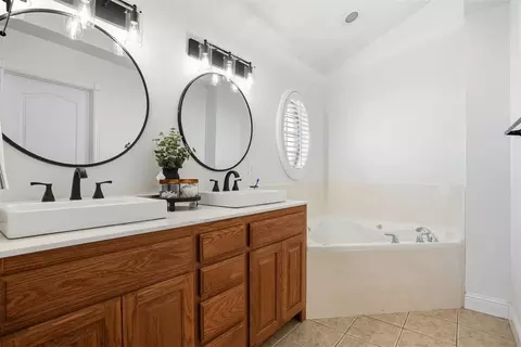Bath - 1104 Stephanie Ln, Altus, OK 73521 photo 2 of 7