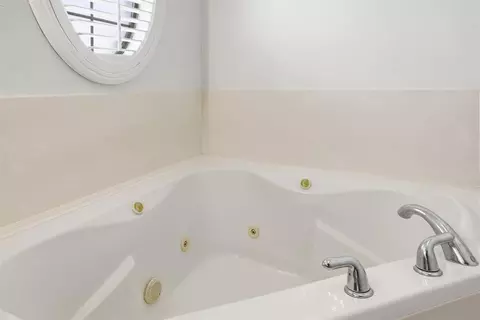 Bath - 1104 Stephanie Ln, Altus, OK 73521 photo 5 of 7