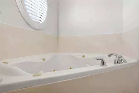 Bath - 1104 Stephanie Ln, Altus, OK 73521 photo 6 of 7