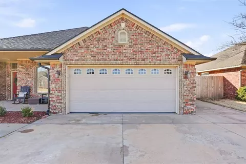 Exterior - 1104 Stephanie Ln, Altus, OK 73521 photo 4 of 7
