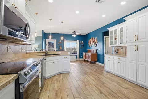 Kitchen - 1104 Stephanie Ln, Altus, OK 73521 photo 7 of 8