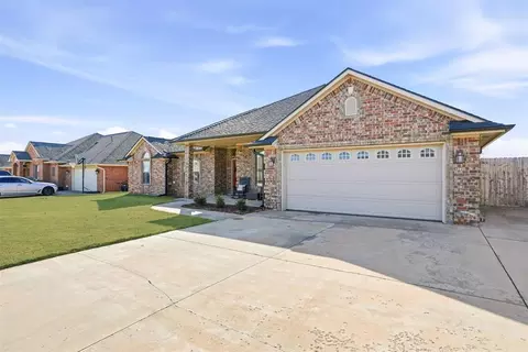 Exterior - 1104 Stephanie Ln, Altus, OK 73521 photo 3 of 7