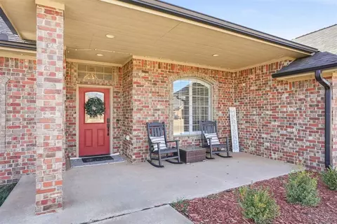Exterior - 1104 Stephanie Ln, Altus, OK 73521 photo 5 of 7