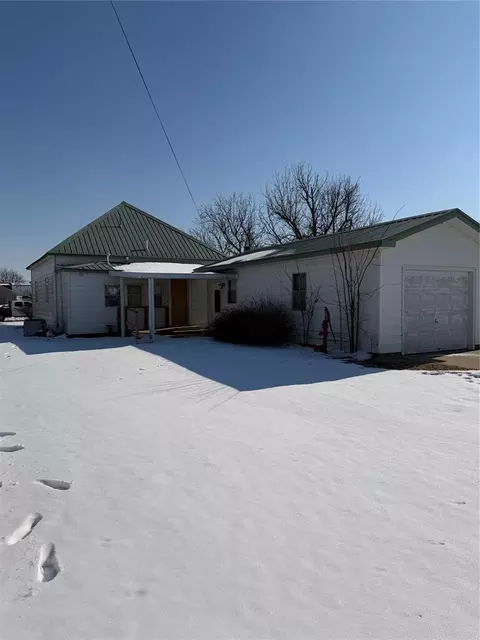 205 N Maple St, Seiling, OK 73663 photo 2
