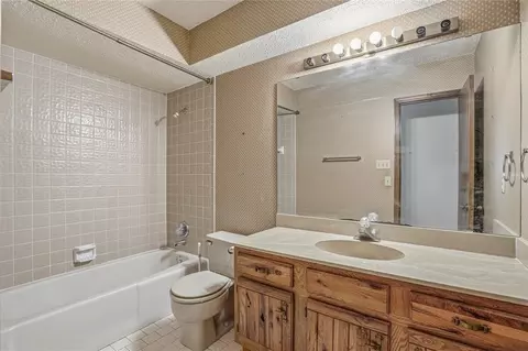 Bath - 4309 Vincent St, Norman, OK 73072 photo 3 of 3