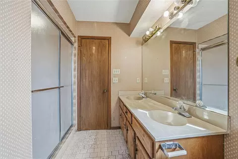 Bath - 4309 Vincent St, Norman, OK 73072 photo 2 of 3