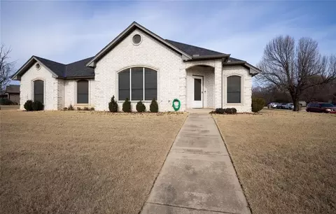 301 Steve Ct, Yukon, OK 73099