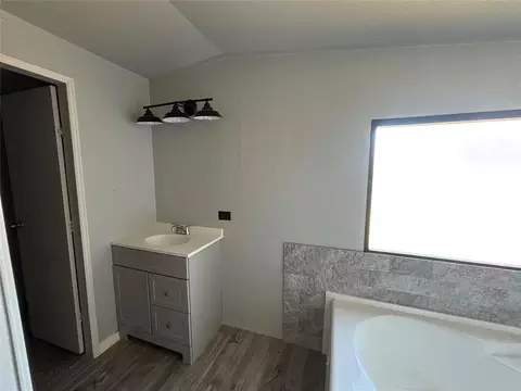 Bath - 101 W Oak Hill Dr, Mcloud, OK 74851 photo 3 of 4