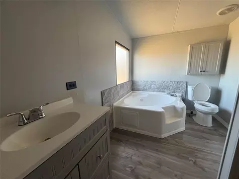 Bath - 101 W Oak Hill Dr, Mcloud, OK 74851 photo 2 of 4