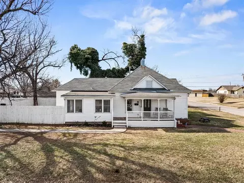 Exterior - 1123 E Oklahoma Ave, Guthrie, OK 73044 photo 2 of 9