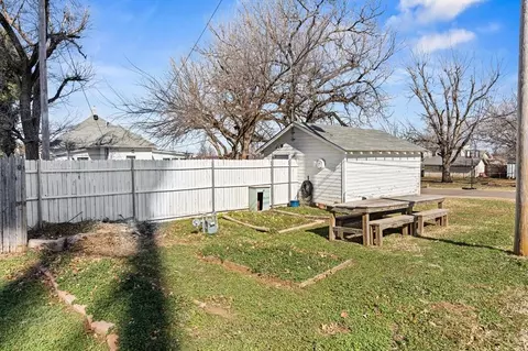 Exterior - 1123 E Oklahoma Ave, Guthrie, OK 73044 photo 5 of 9