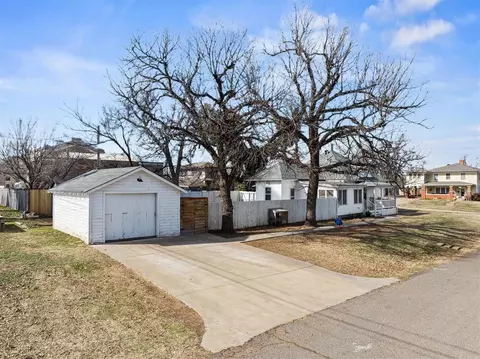 Exterior - 1123 E Oklahoma Ave, Guthrie, OK 73044 photo 4 of 9