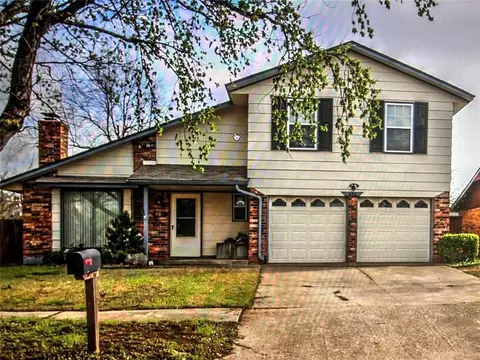 606 W Perry Dr, Mustang, OK 73064