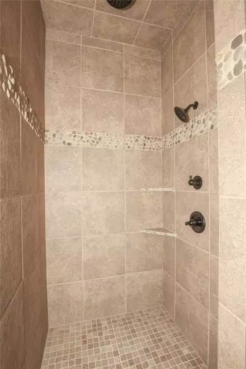 Bath - 1663 NW 35th Ter, Newcastle, OK 73065 photo 4 of 8