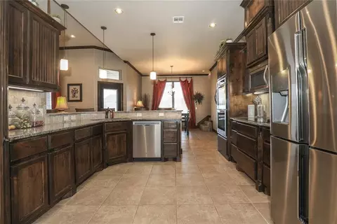Kitchen - 1663 NW 35th Ter, Newcastle, OK 73065 photo 4 of 5