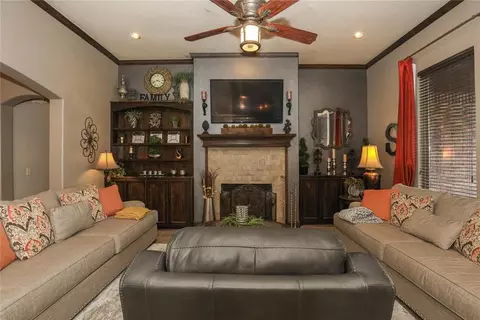 Living - 1663 NW 35th Ter, Newcastle, OK 73065 photo 4 of 5