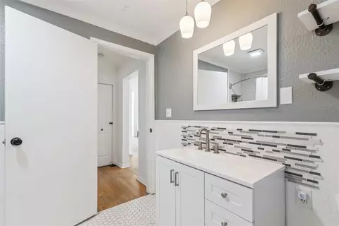 Bath - 409 W Daws St, Norman, OK 73069 photo 2 of 3