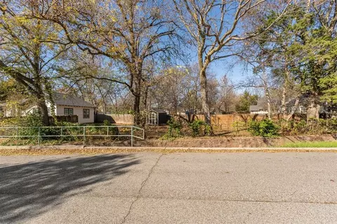 Exterior - 409 W Daws St, Norman, OK 73069 photo 2 of 12